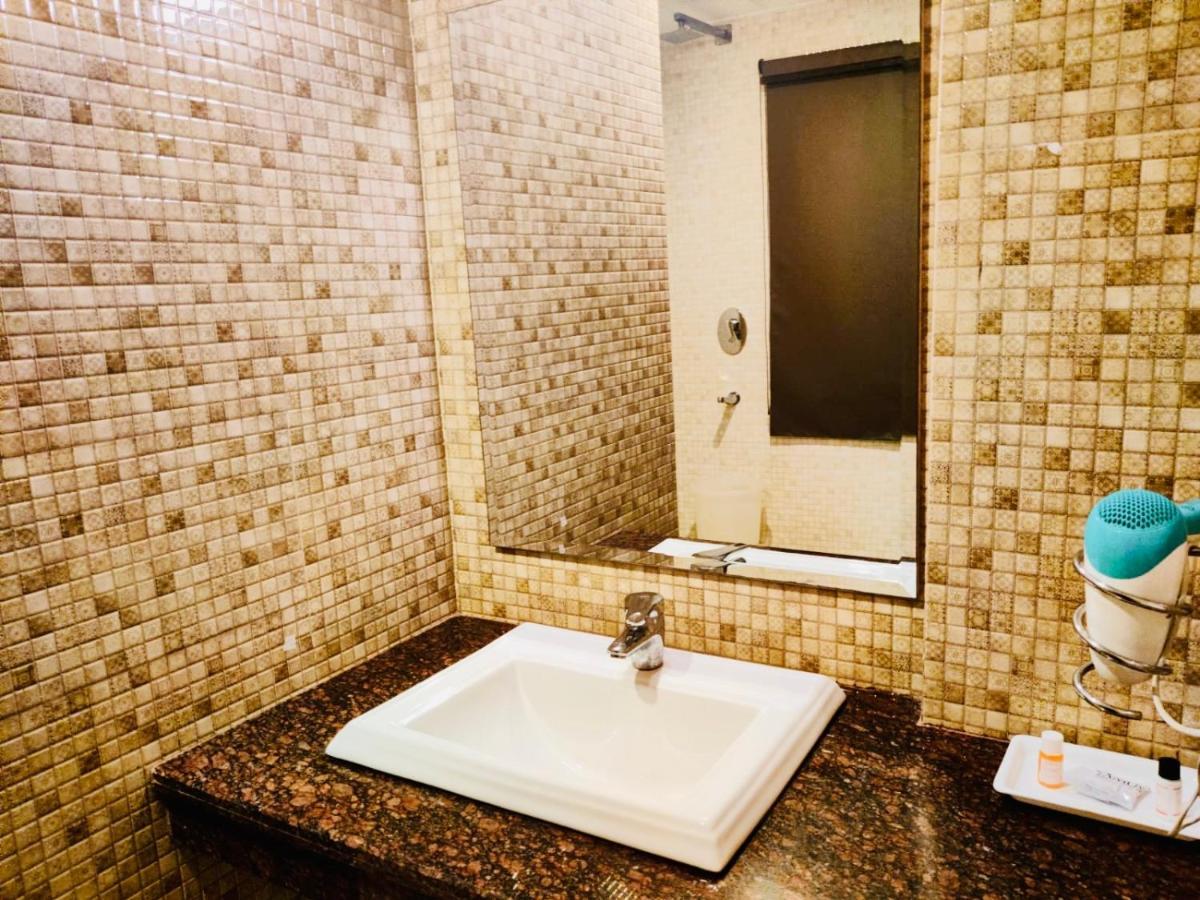 Hotel The Onix Dehradun Luaran gambar
