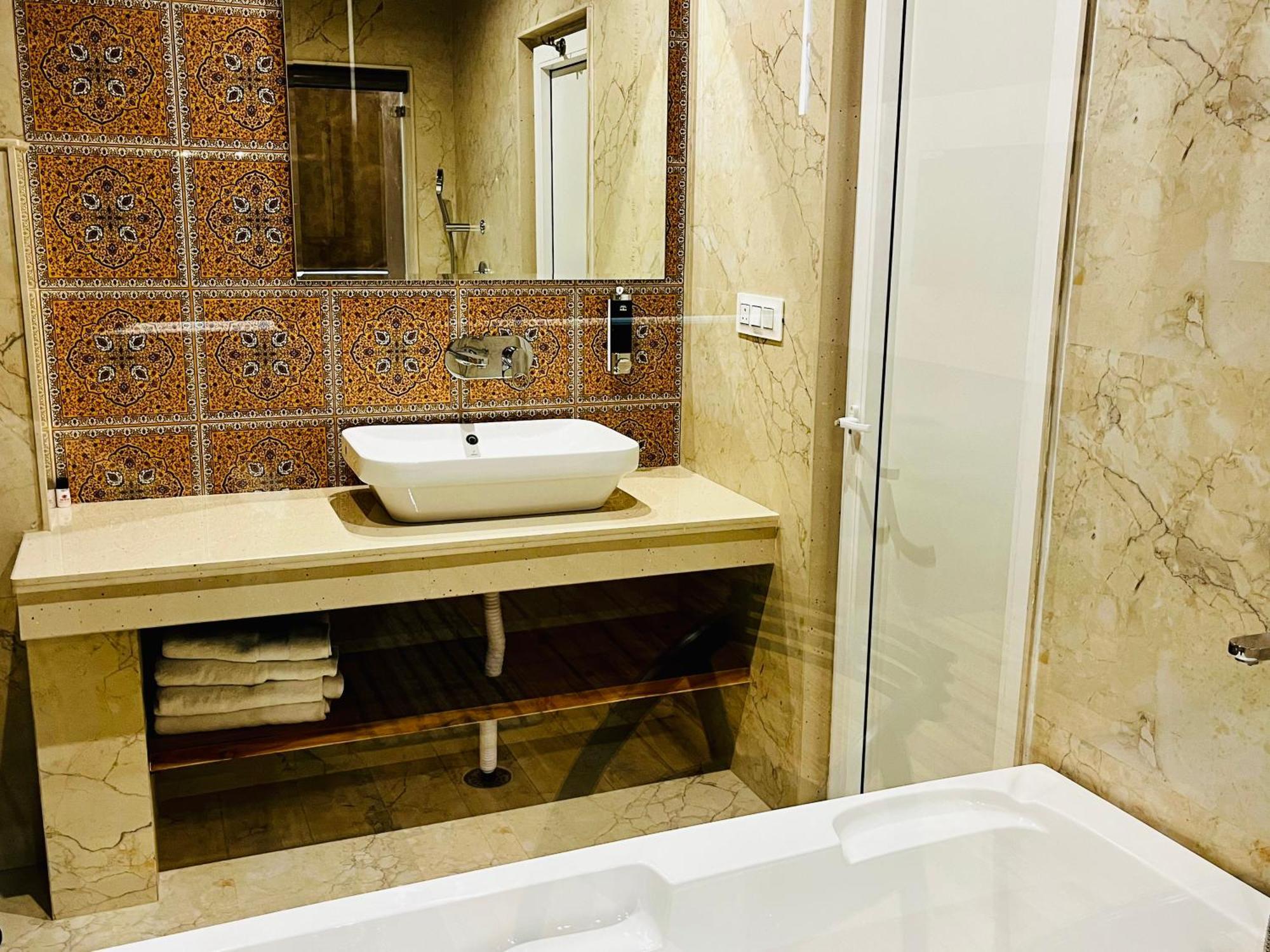 Hotel The Onix Dehradun Luaran gambar